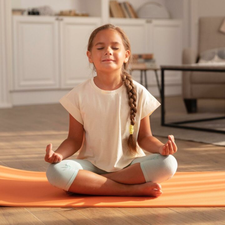 Fille faisant du yoga enfant